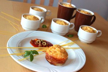Spaghetti Muffins, Kochrezept, Teller und Tassen
