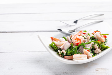 Hot and spicy vegetable paco fern salad with shrimp.