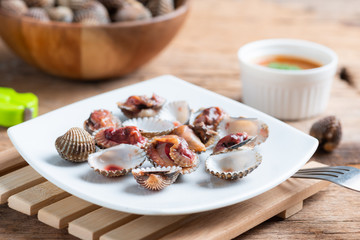 Steamed cockle ( Boiled cockles ) with spicy seafood sauce
