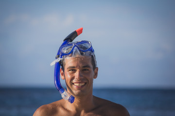 Mann mit Schnorchelausrüstung auf Hawaii - Porträt
