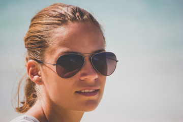 Oahu Hawaii shooting Frau am Strand mit Sonnenbrille