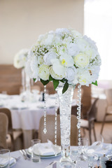 Wedding table decoration with white flowers bouquet