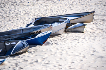 Boote liegen am Strand