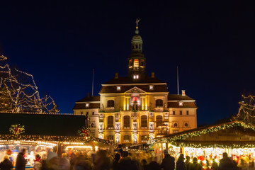 Fototapeta na wymiar Traditional and popular Christmas market in front of the historic town hall of Lüneburg. 