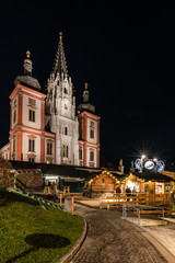 Fototapeta na wymiar Basilika Mariazell mit Weihnachtsmarkt / Steiermark (A)