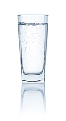 Ein Glas Wasser vor weißem Hintergrund