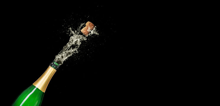 Sektflasche auf schwarzem Hintergrund mit Textfreiraum