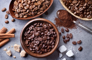 Fototapeta na wymiar various coffee beans in wooden bowls