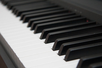 Naklejka premium close-up of piano keys. close frontal view. Black and white