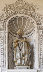 Obraz premium Saint Leodegar statue on the facade of the church of St. Leodegar in Lucerne, Switzerland