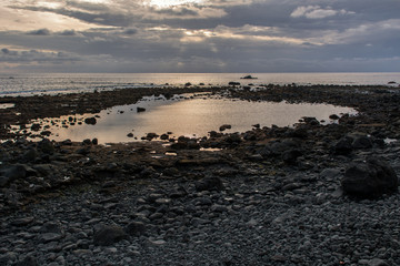 Kamieniste wybrzeże o zachodzie słońca © Agnieszka