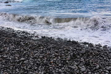 Fale morskie i kamienista plaża © Agnieszka