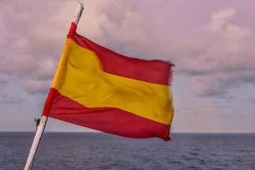 Flaga hiszpańska powiewająca na wietrze - obrazy, fototapety, plakaty