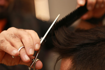 Barber cut hair with scissors - obrazy, fototapety, plakaty