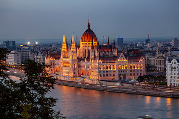 Obraz premium Budapest Parlament Abend