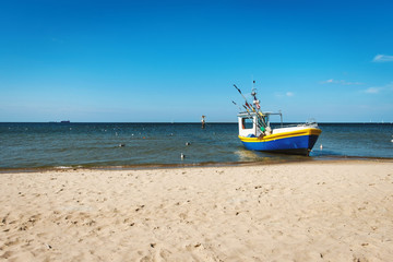 kuter rybacki na brzegu morza Bałtyckiego