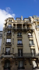 Fototapeta na wymiar Immeuble haussmanien Paris