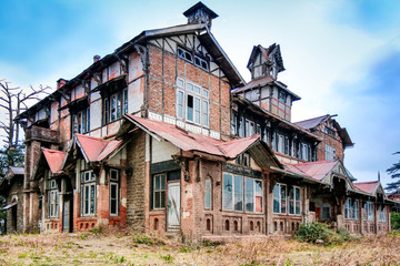Fototapeta na wymiar old colonial house dilapidated in shimla northern india