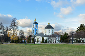Fototapeta na wymiar Orthodox Church in the Moscow Museum Park Tsaritsyno