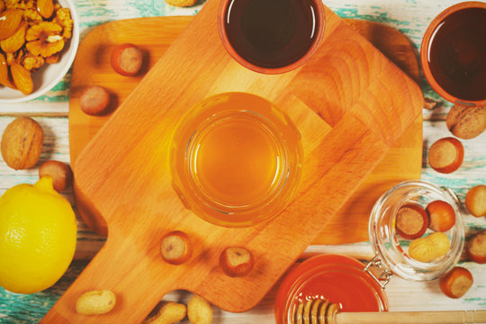чай мёд и другие продукты питания стоят на столе 