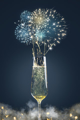 Sektglas mit Feuerwerk