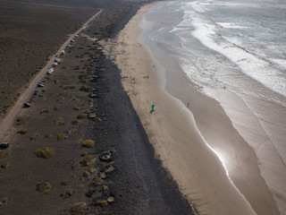 Vista aerea della spiaggia di Famara, Lanzarote, isole Canarie, Spagna. Kite surfer. Sport acquatici