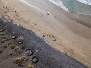 Vista aerea della spiaggia di Famara, Lanzarote, isole Canarie, Spagna. Kite surfer. Sport acquatici