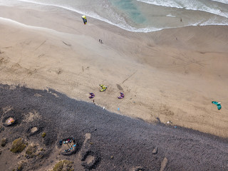 Vista aerea della spiaggia di Famara, Lanzarote, isole Canarie, Spagna. Kite surfer. Sport acquatici