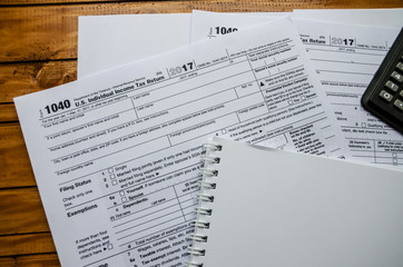 Obraz premium 1040 tax form, calculator and notepad