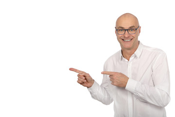 Mann mit Brille lacht und zeigt in eine Richtung
