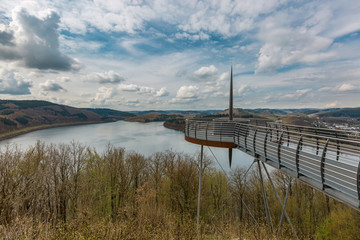 Moderne Aussichtsplattform an der Talsperre