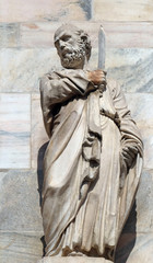 Obraz premium Saint Bartholomew the Apostle, statue on the Milan Cathedral, Duomo di Santa Maria Nascente, Milan, Lombardy, Italy