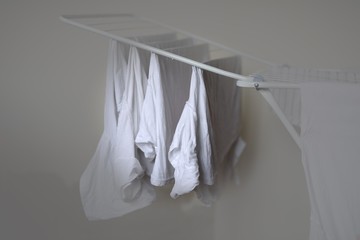wäscheständer mit weißer wäsche ohne klammern