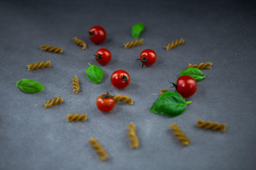 Makaron z pomidorami i bazylią