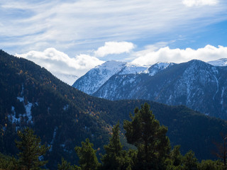 Naklejka na ściany i meble Paisaje de Grau Roig en Andorra, con vistas espectaculares a las montañas llenas de nieve en invierno de 2018