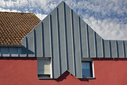 Fassade einer modernen Gewerbehalle