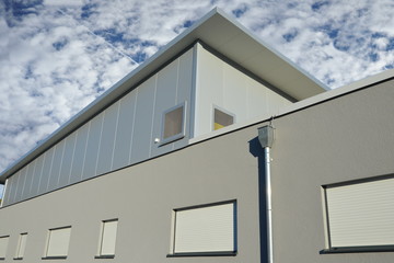Fassade einer modernen Gewerbehalle
