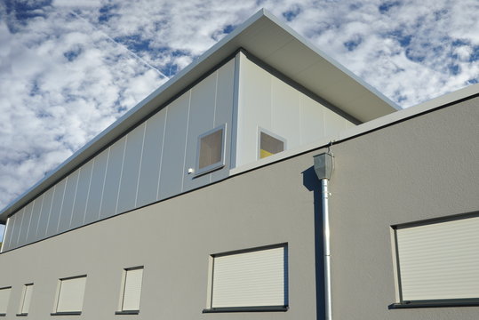 Fassade einer modernen Gewerbehalle