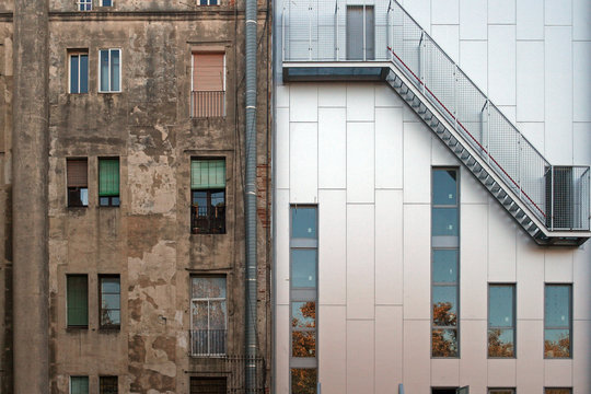 Contraste de fachadas en la ciudad de Barcelona