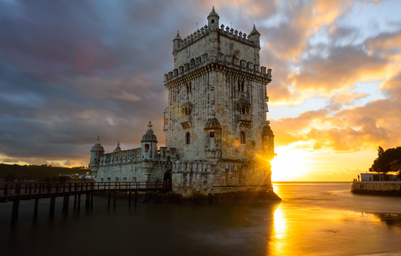 Sonnenstrahlen scheinen hinter Torre de Belém hervor