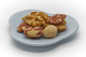 alimentación y comida. frutos secos y semillas con fondo en blanco y negro, nueces girasol chia