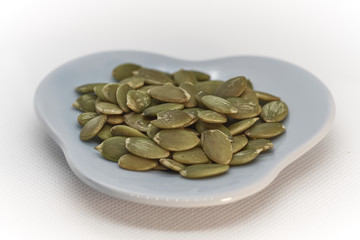 alimentación y comida. frutos secos y semillas con fondo en blanco y negro, nueces girasol chia