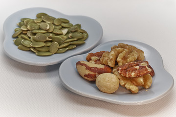 alimentación y comida. frutos secos y semillas con fondo en blanco y negro, nueces girasol chia