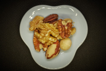 alimentación y comida. frutos secos y semillas con fondo en blanco y negro, nueces girasol chia