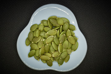 alimentación y comida. frutos secos y semillas con fondo en blanco y negro, nueces girasol chia