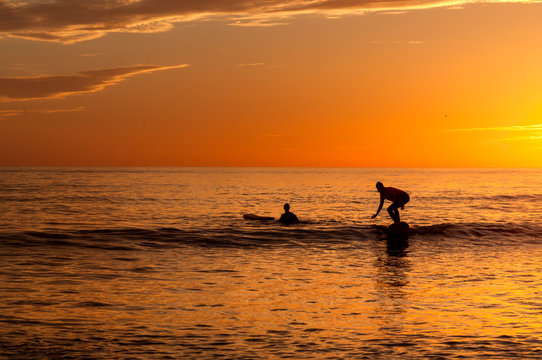 Surferos practicando surfing en las olas.