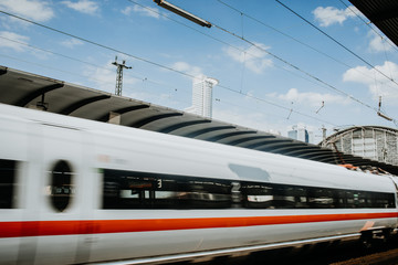 Zug fährt durch den Frankfurter Bahnhof 