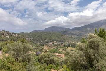 Fototapeta na wymiar Berge auf Mallorca auf dem Weg nach Soller