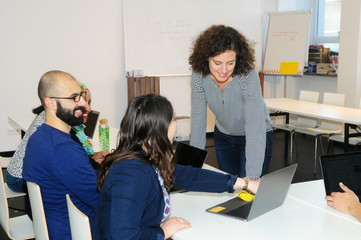 Ethnisch gemischte Gruppe studiert