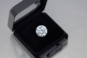 loose brilliant round diamonds on black velvet box